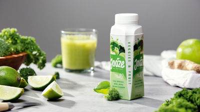 Tetra Top Kartonverpackung, grüner Saft im Glas