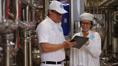 Tetra Pak expert and customer in pilot plant