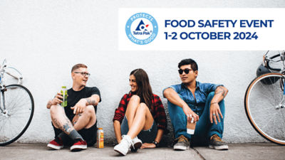 Personas con bebidas en sus manos sentadas y apoyadas contra una pared, logotipo del evento de inocuidad alimentaria