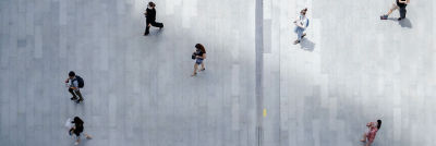 Vista dall'alto di persone che si muovono