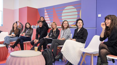 Lachende Menschen in einem Workshop