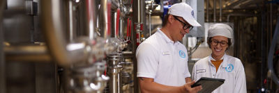 Especialistas em alimentos na fábrica-piloto
