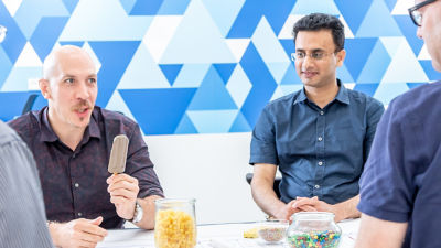 Eiscreme-Experten bei einer Besprechung, Demo-Eiscrememodelle