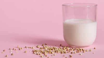 Boisson d’origine végétale avec fond rose