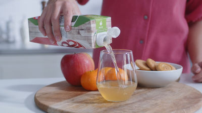 Suco sendo servido no copo