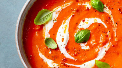 sopa de tomate con albahaca