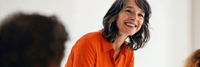 Mujer conversando en una reunión de negocios