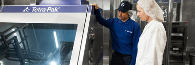 Trabajadores que operan equipos homogeneizadores en un entorno industrial