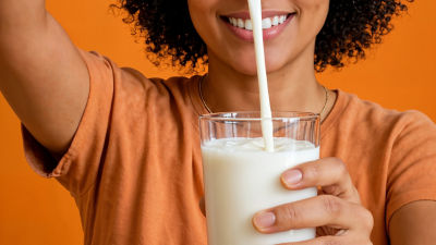 Persona sirviendo una bebida a base de avena en un entorno de estilo de vida