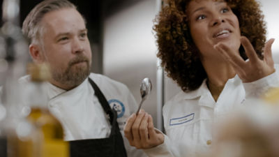 Tetra Pak chef and customer in the food lab