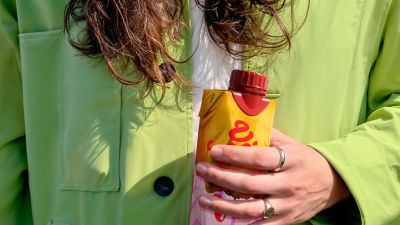 Woman holding a RTD alcoholic beverage in carton in her hands