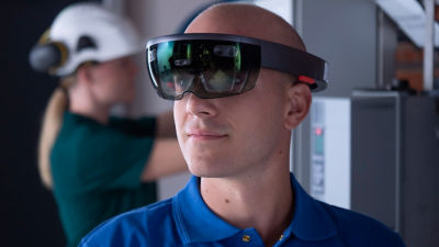 Service engineer using HoloLens