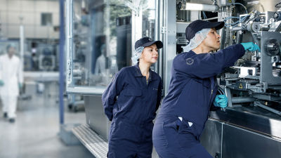 Tetra Pak operators, maintenance service on filling machine