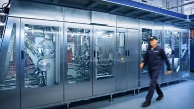 Un homme marchant dans une usine