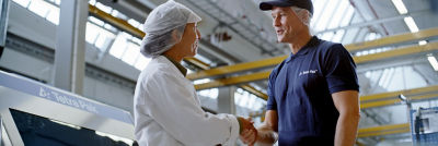 Customer and Tetra Pak expert shaking hands