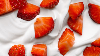 strawberries in yoghurt