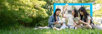 Des étudiants pique-niquent dans un parc, des boissons au café dans des emballages en carton Tetra Pak.