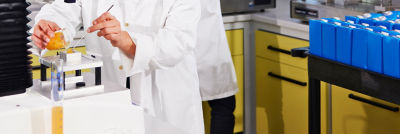 Una mujer en el laboratorio