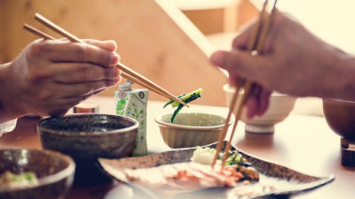 pessoas comendo sushi