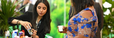 dos mujeres en un evento con envases de cartón tetra pak 