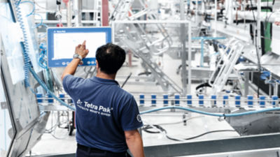  Un hombre interactúa con una máquina técnica en un entorno industrial.