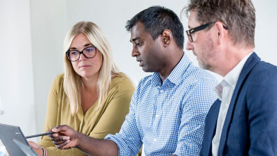 Three people working at Tetra Pak