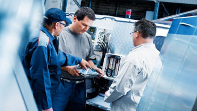 Tetra Pak employees looking at an iPad