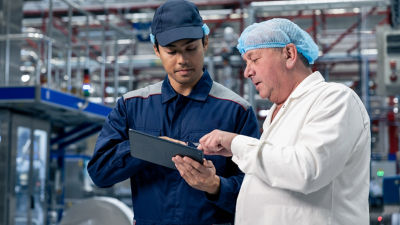 Tetra Pak expert and customer with tablet