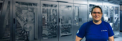Female service engineer and filling machine