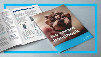 Manual de helados sobre una mesa