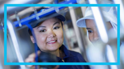 Dos mujeres trabajando en la planta