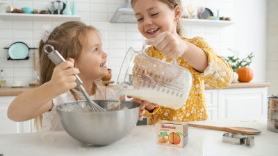 Girls cooking in kitchen, Tetra Recart mini 100 ml