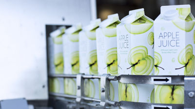 Jus de pomme dans des briques alimentaires Tetra Rex 