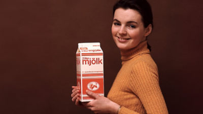 Historic image, woman with Tetra Rex carton