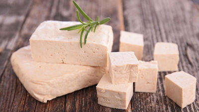 Tofu sur planche en bois