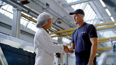 Customer and Tetra Pak expert shaking hands