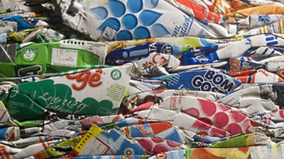 Envases para bebida usados, aplastados en una pila