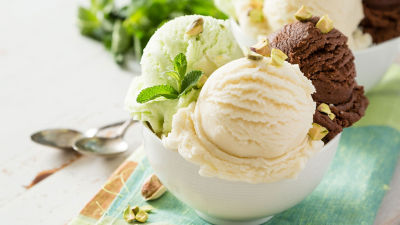 vanilla-pear-chocolate-ice-cream-with-pistachios
