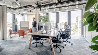 Espace de travail ouvert dans les bureaux Tetra Pak à Varsovie