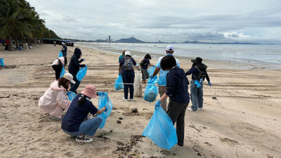 Tetra Pak employees collecting garbage