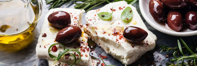 queso blanco y aceitunas