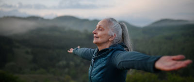 mujer madura en la naturaleza