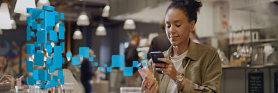 Mujer escaneando el código QR en el envase de cartón
