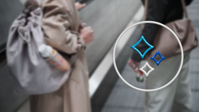 Donne in ascensore, cartone Tetra Top nella tasca laterale di una borsa