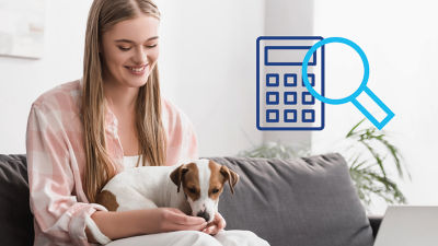 Ilustración de una mujer con un perro en la falda y una calculadora