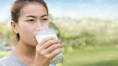 Femme buvant du lait