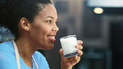 Jeune femme buvant une boisson d’origine végétale