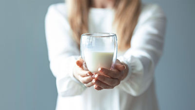Verre de lait dans une main