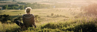femme regardant le coucher de soleil