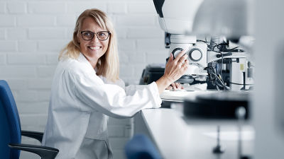 Femme dans un laboratoire